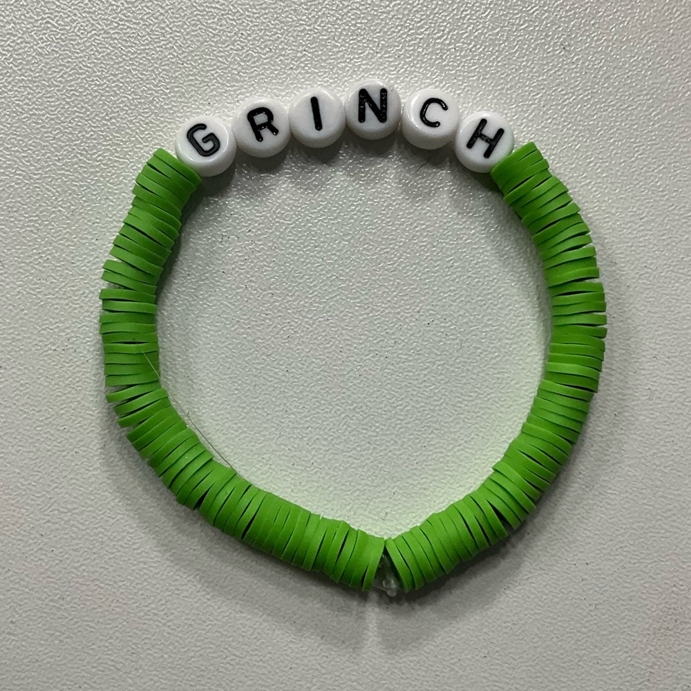 Grinch clay bead bracelet. One size
